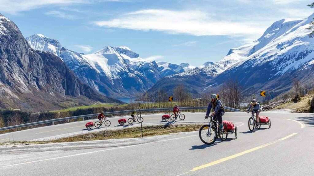 Syklister i Norsk fjellandskap
