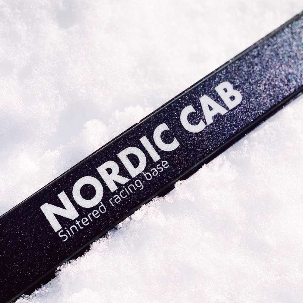 Nordic Cab Racing ski bilde av logo på skien. Foto