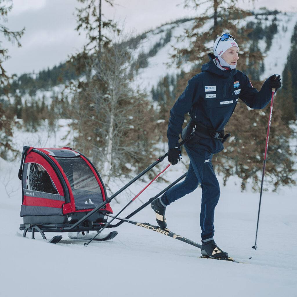 Barnepulk i bruk i vinterscenario - Nordic Cab Explorer