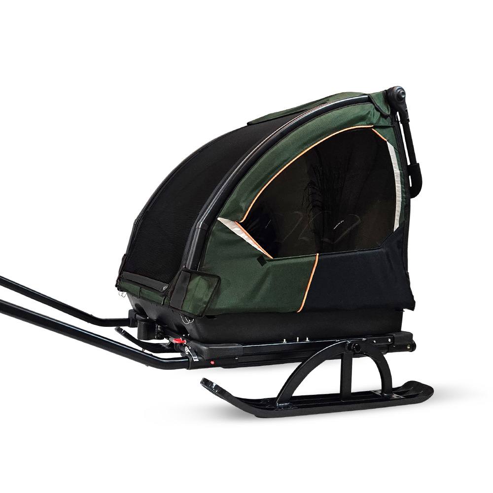 Nordic Cab Barnepulk - Forest Green Justerbare seter for ett eller to barn. Sikker og stabil med brede twin-tip ski. Fleksibel sittestilling for barnas komfort. Kan ombygges til sykkelvogn og turvogn.
