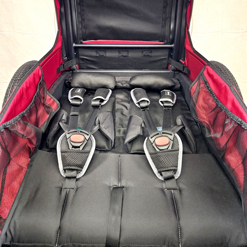 Fully reclined seat for sleeping in bike trailer