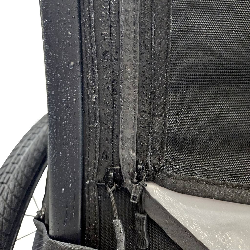 Waterproof zippers on Nordic Cab bike trailer